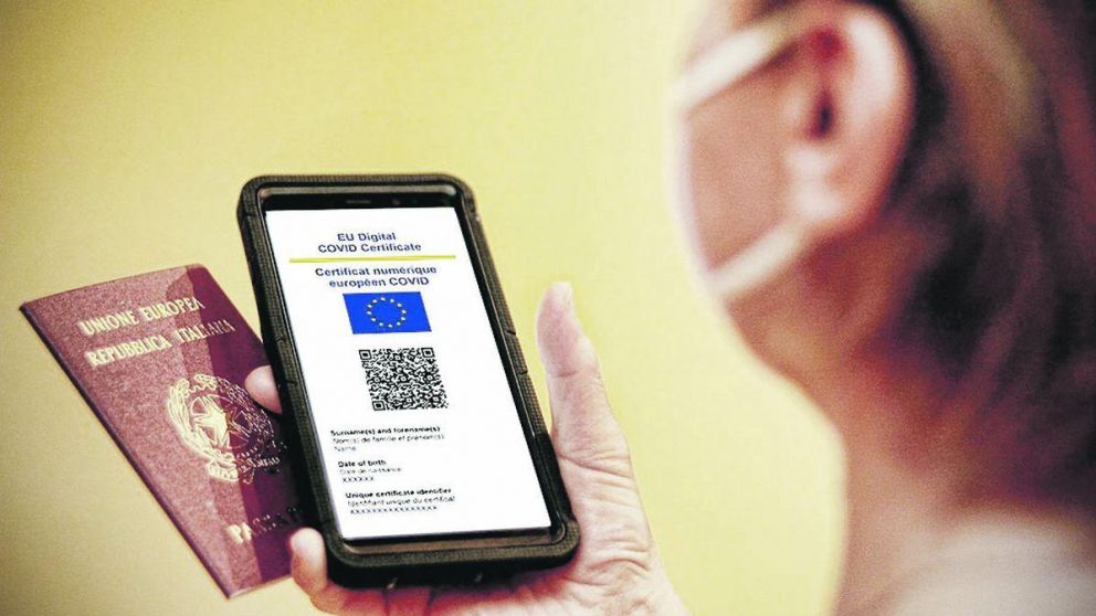 El certificado, que se descarga al teléfono y ofrece un código QR, es gratuito