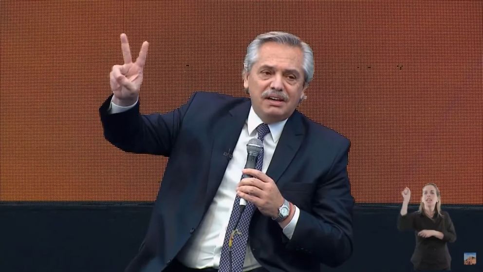 "Es la V de la victoria, la V de la vida, la V de la vacuna", dijo Alberto sobre su gesto, al finalizar el acto