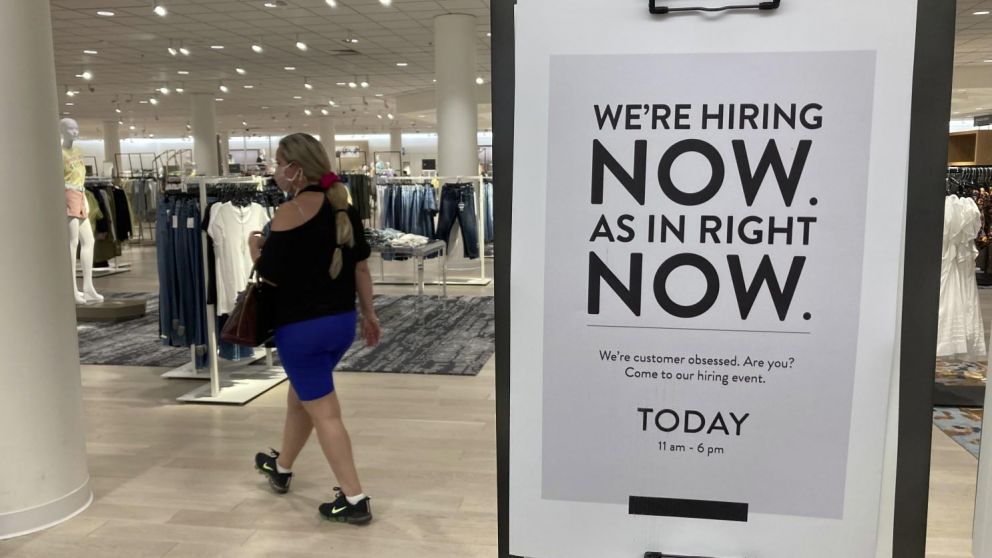 La alta demanda de los trabajadores está llevando a que los empleadores paguen más a los nuevos empleados.