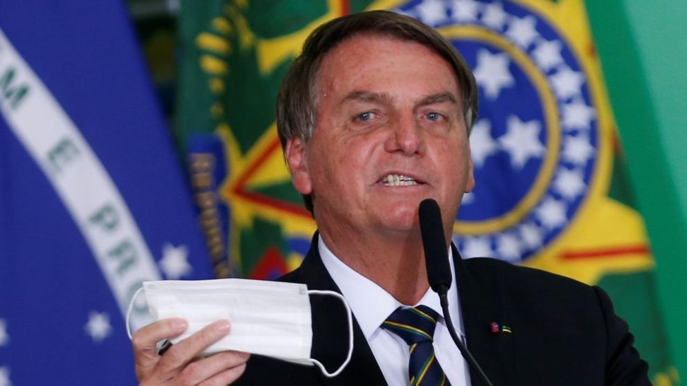 Jair Bolsonaro es acusado por difundir fake news y 11 delitos en Brasil