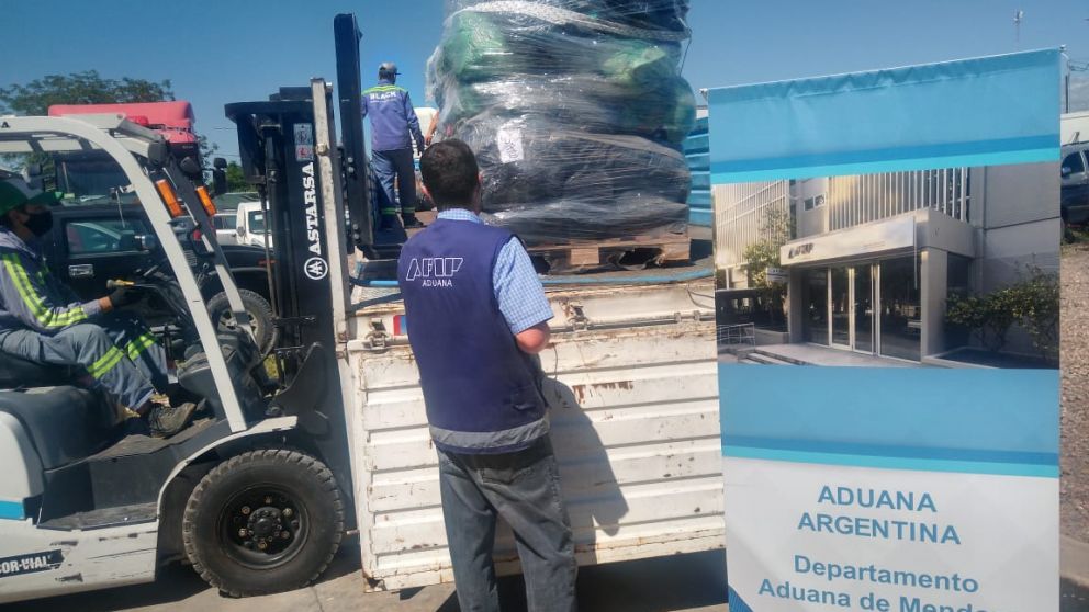 La mercaderia quedó disponible porque fue abandonada a favor del Estado nacional o porque fue secuestrada en operativos