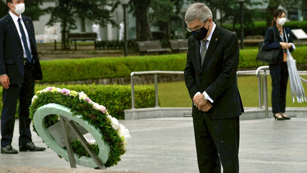 El presidente del Comité Olímpico visitó el Parque Conmemorativo de Hiroshima una semana antes del inicio de los Juegos