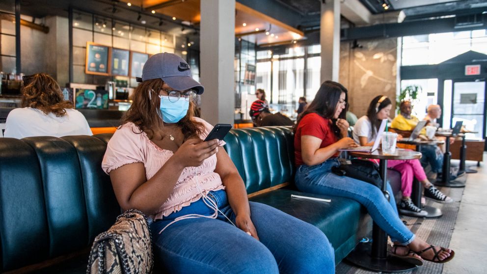 Cuando la pandemia parecía irse, la variante Delta exigió cierres y nuevas restricciones
