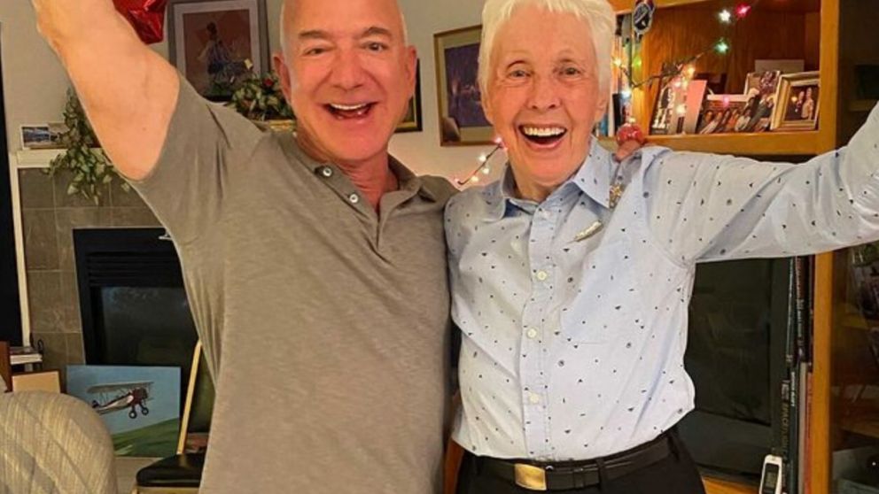 Jeff Bezos junto a Wally Funk en el momento en que ella fue elegida por Blue Origin para ir al espacio