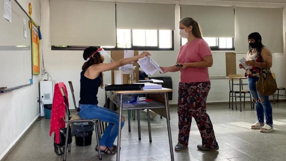 Vacunarán contra el Covid a las autoridades de mesa para las elecciones 2021.