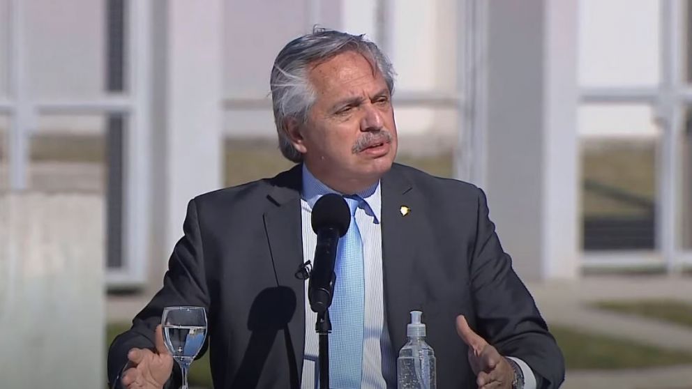 Fernández usó un prendedor de Eva Perón y recordó su figura a 69 años de su muerte