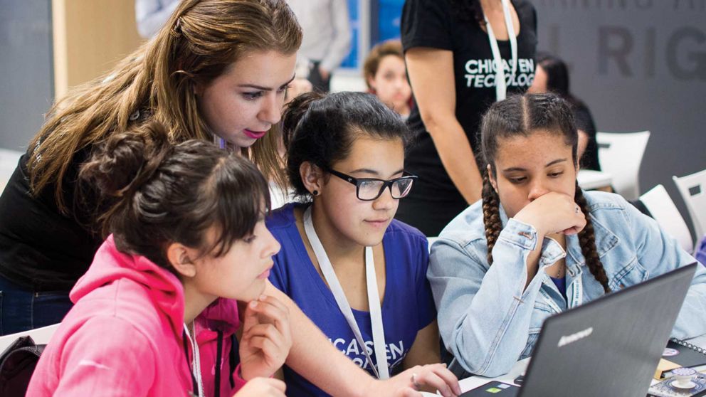 Mercado Libre busca chicas adolescentes para ayudarlas a crear proyectos tecnológicos de alto impacto social