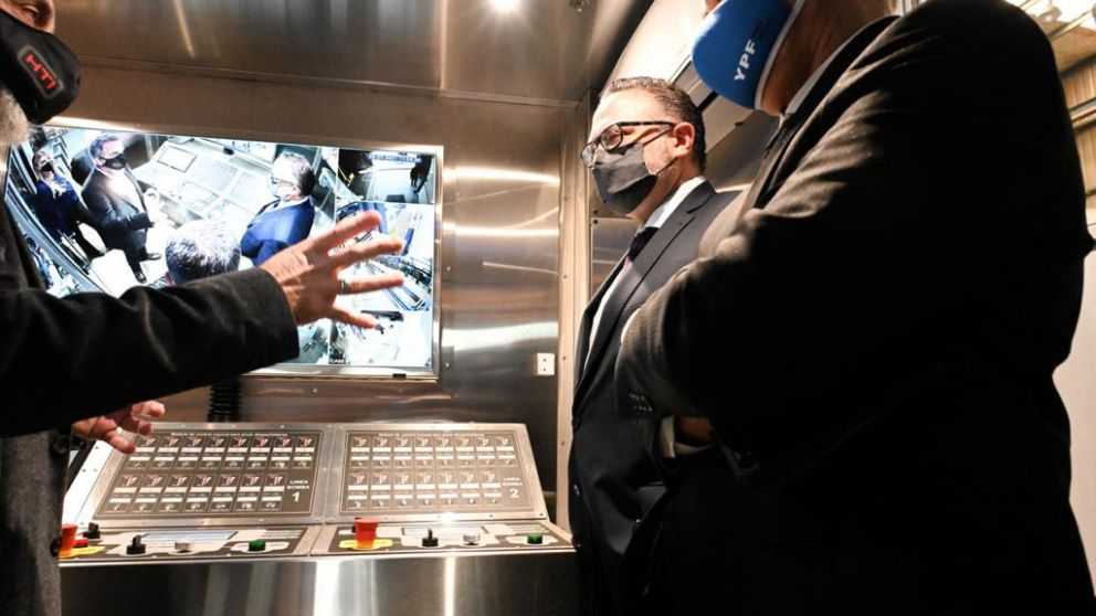 González y Kulfas recorrieron la fábrica HTI en Cañuelas