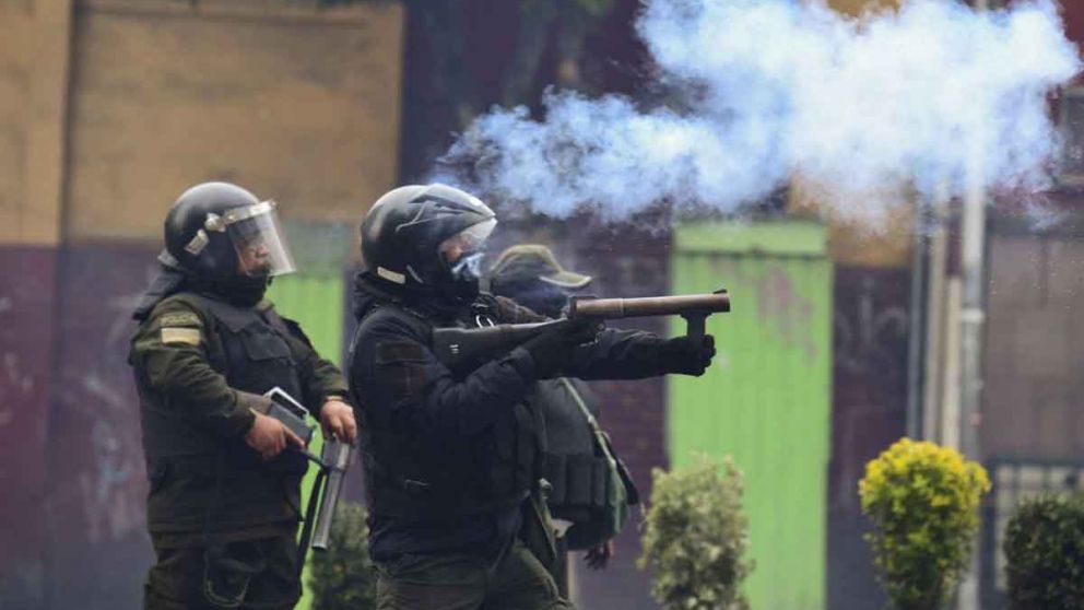 La Fuerza Aérea confirmó que se envió material antidisturbios a Bolivia sin declarar