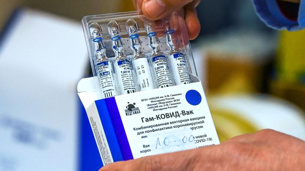 Sputnik V: la semana que viene llegarán 500 litros de suero para producir el segundo componente