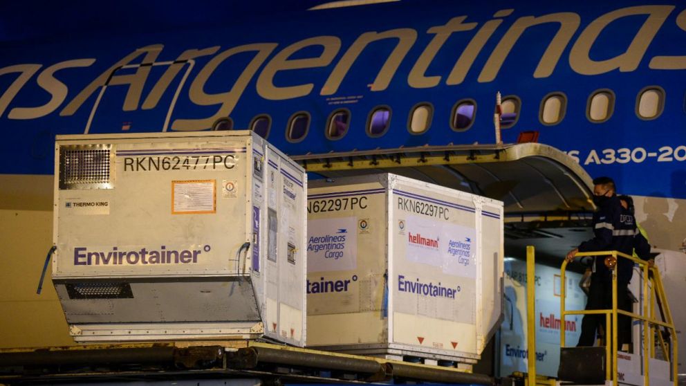 Aerolíneas Argentinas aterrizó en Ezeiza con más dosis de la vacuna Sinopharm