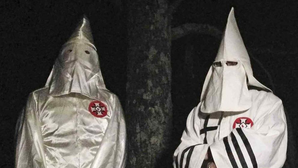 No se enseñará al Ku Klux Klan bajo la teoría crítica de raza