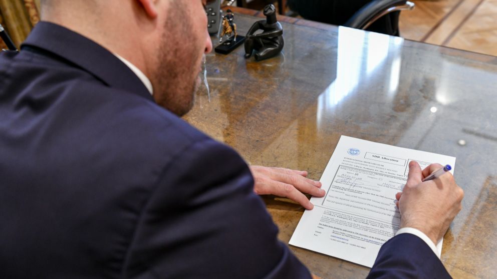 El funcionario estampó su firma para recibir USD4.355 millones en agosto