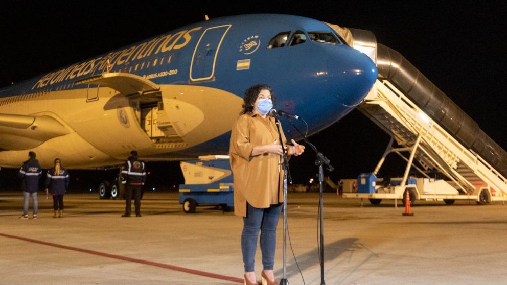 Carla Vizzotti en el Aeropuerto Internacional de Ezeiza