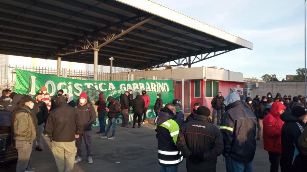 Los trabajadores de Garbarino de Camioneros tomaron el centro de distribución