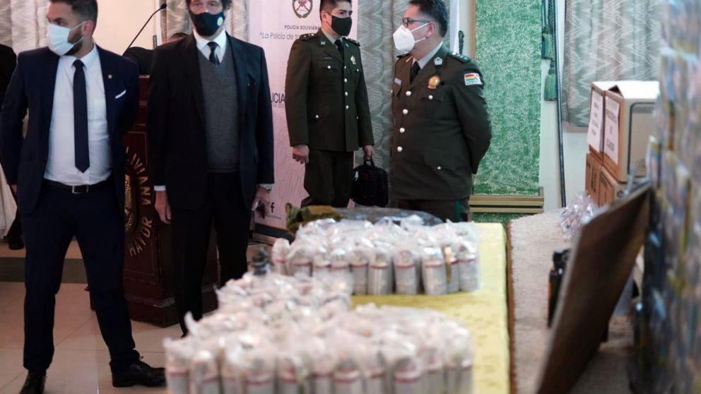 Bolivia mostró oficialmente municiones de goma y granadas de gas enviadas de manera ilegal por Argentina