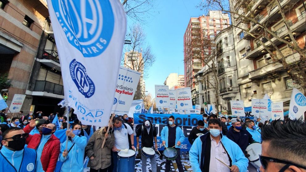 Los trabajadores de la salud insisten en que "nunca trabajaron tanto y cobraron tan poco"