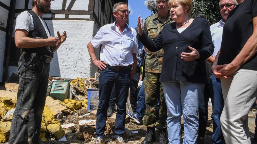 Merkel habló con los residentes que perdieron todo, en la que ya es la mayor catástrofe natural de la historia reciente de Alemania.