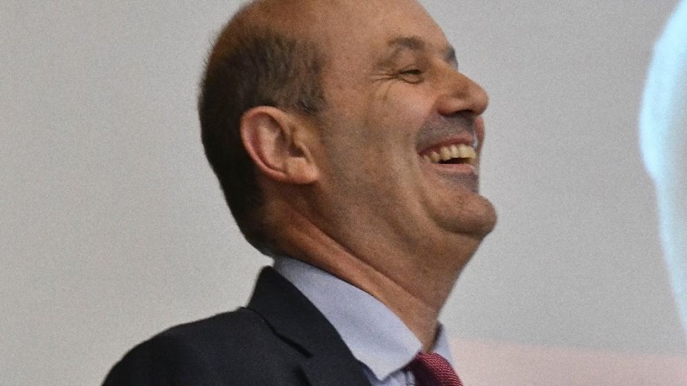 Sturzenegger se burla de la inflación actual, con una clásica foto suya que es viral