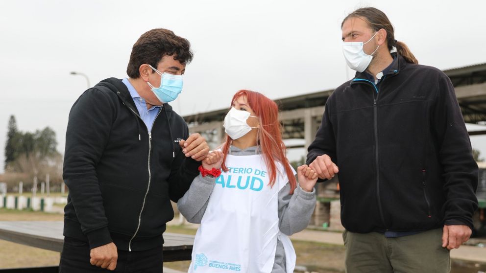Espinoza visit� el vacunatorio ubicado en la Obra San Jos�, que conduce el Padre Nicol�s �Tano� Angelotti