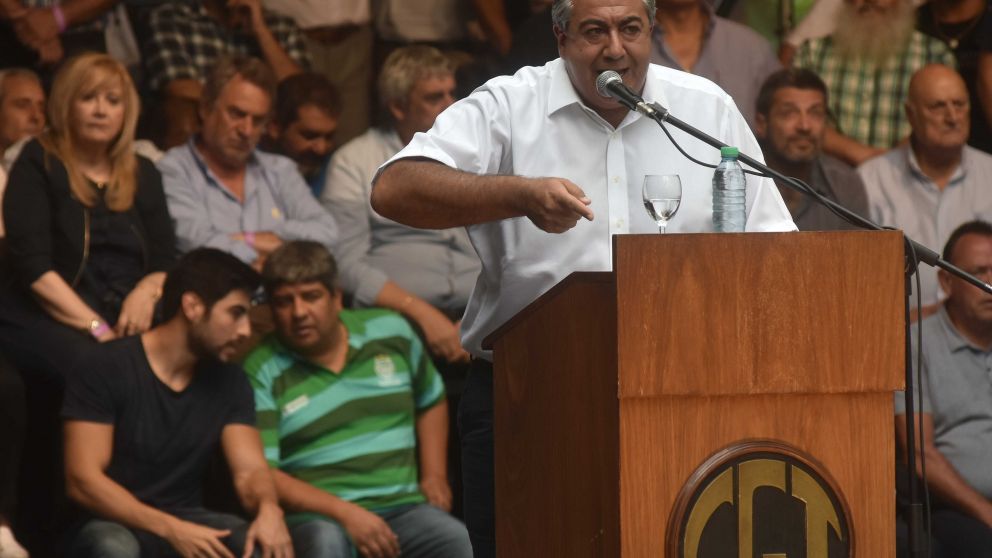 Héctor Daer uno de los titulares de la CGT y detrás Pablo Moyano, postal de la interna en Azopardo