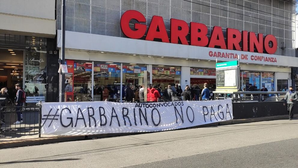 Garbarino les pide a sus trabajadores que esperen dos meses más, hace tres meses que no cobran