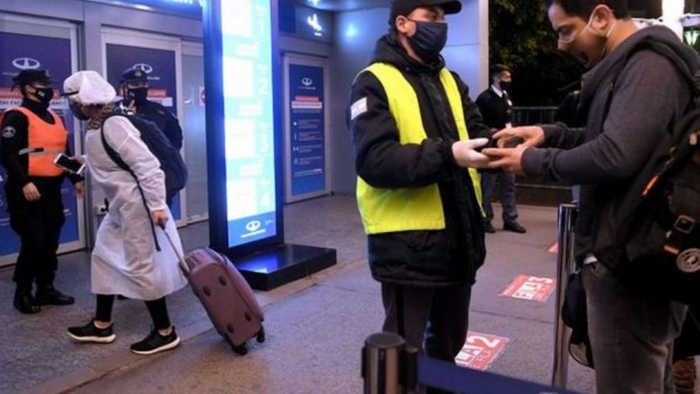 La Dirección Nacional de Migraciones indicó que se le iniciará una denuncia penal por el incumplimiento