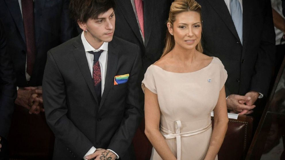 La Primera Dama y el hijo del Presidente durante la asunción de Alberto Fernández