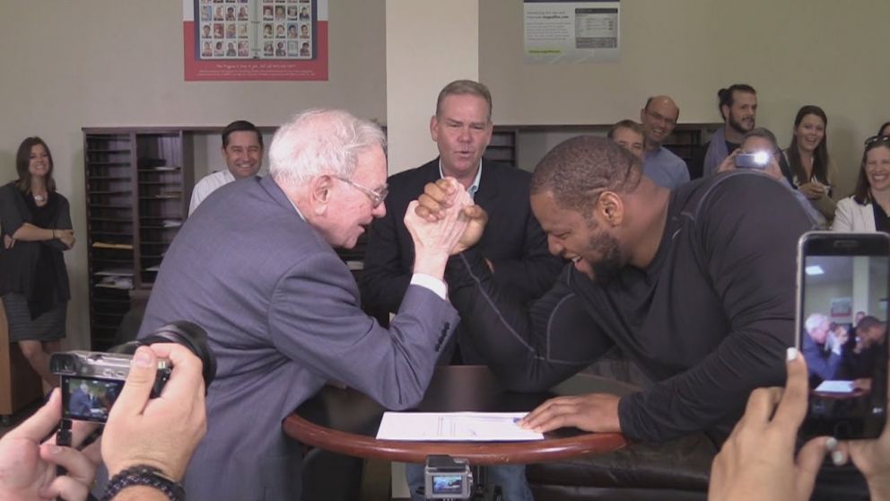Warren Buffett y Ndamukong Suh se hicieron grandes amigos y hacen obras de beneficencia juntos