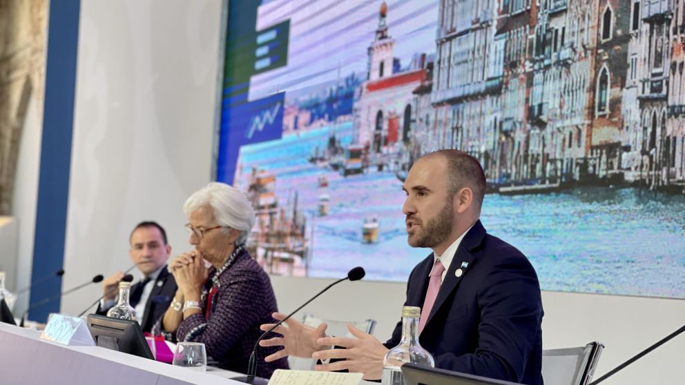 Guzmán expuso ante la OCDE al lado de Christine Lagarde, presidenta del Banco Central Europeo