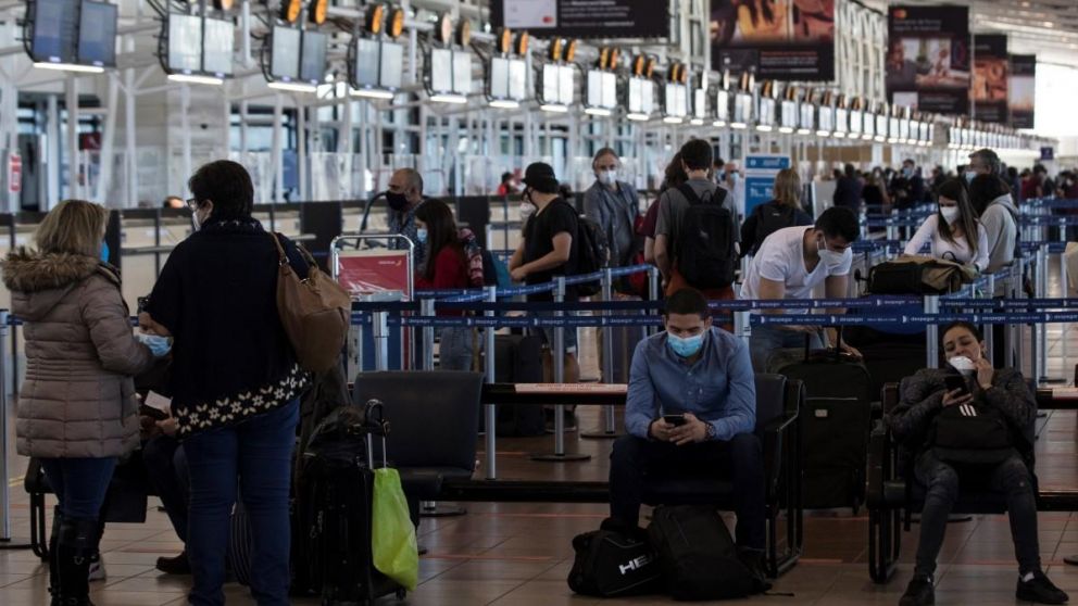 El fiscal pidió que se impida salir del país a la mujer y fijó un plazo de dos meses para la investigación.