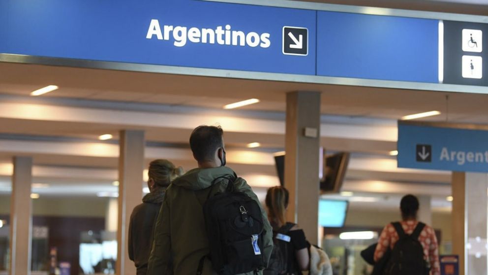Actualmente solo se permite el ingreso de 600 pasajeros argentinos o residentes por día