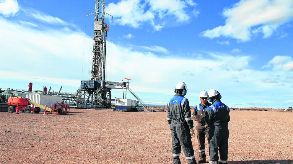 Vacunas Pfizer: Argentina incluyó regalías petroleras como garantía