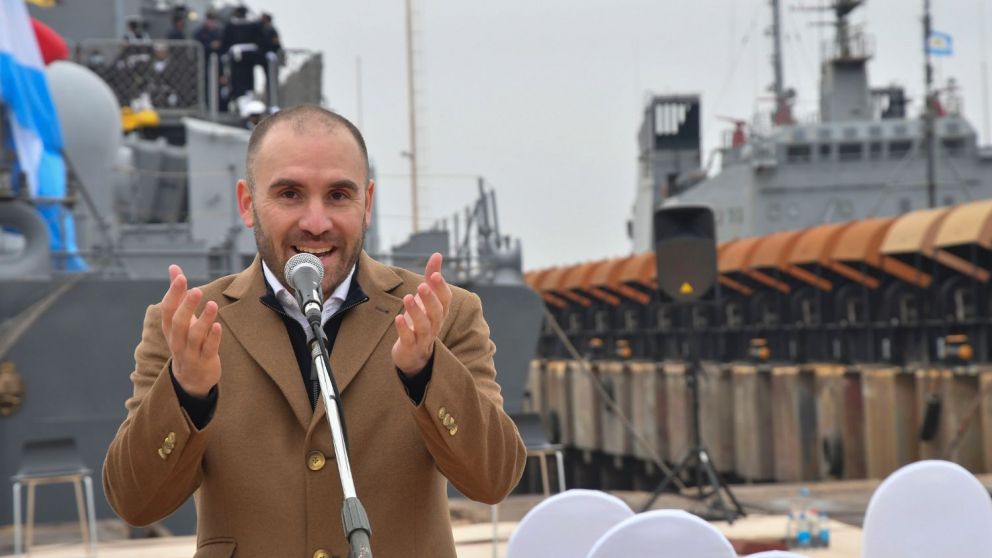 Martín Guzmán en el acto con la Armada en en el astillero Tandanor