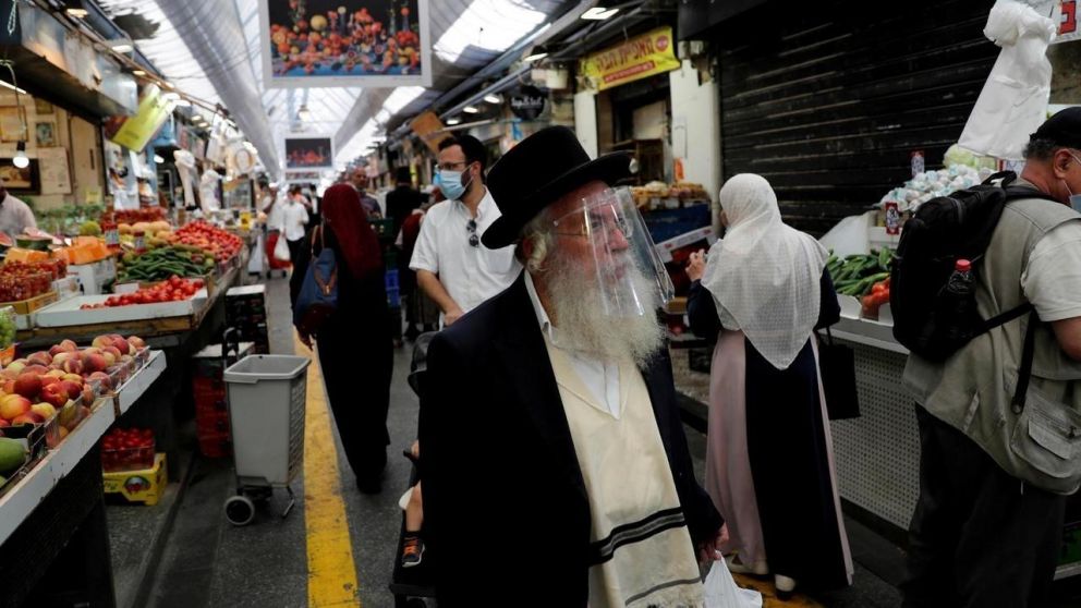 El gobernador del Banco de Israel, Amir Yaron, dijo en una rueda de prensa que “sigue siendo difícil evaluar el riesgo que supone la variante actual