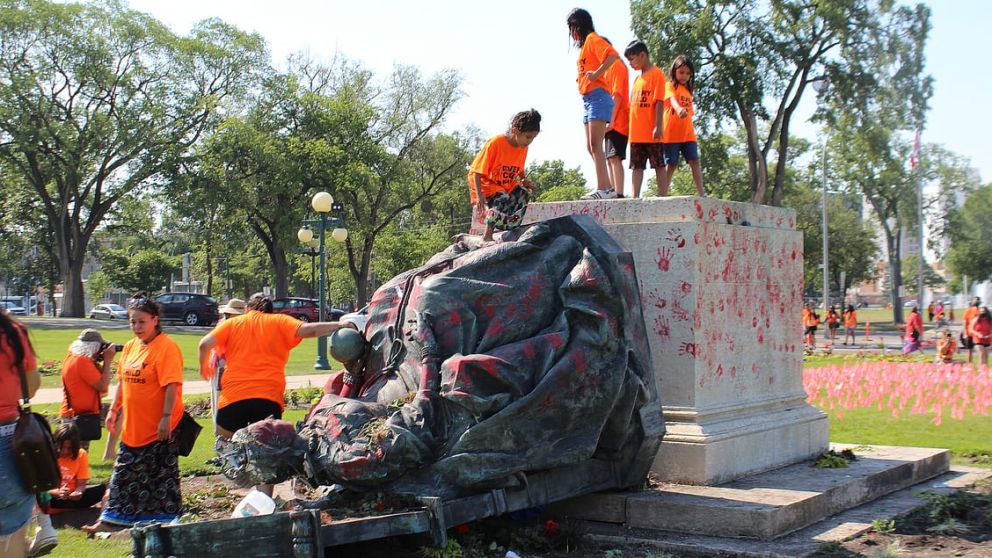 La estatua de la Reina Victoria fue derribada en protesta por las acciones de Gran Bretaña