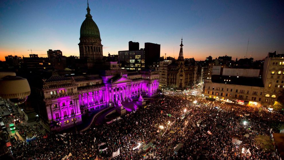Ni una manos: congreso iluminado contra la violencia de género