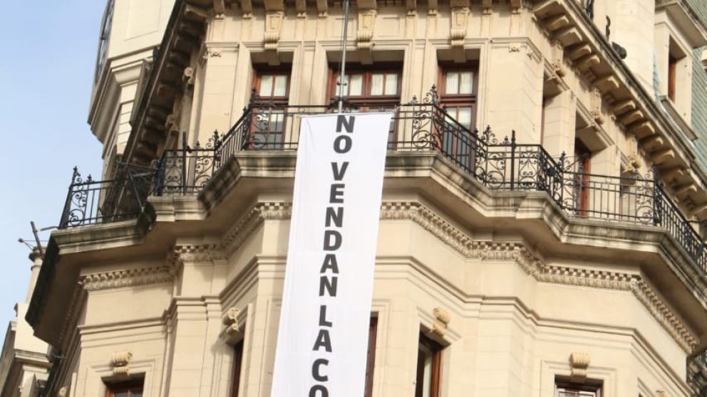El bloque del Frente de Todos desplegó en la Legislatura un cartel con la leyenda "No vendan la Costanera"