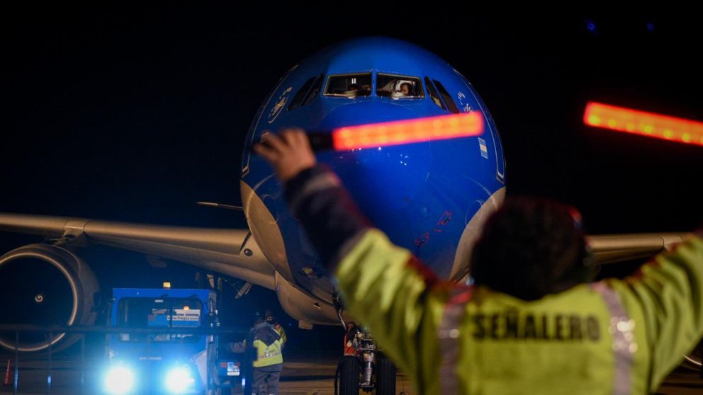 El vuelo aterriz� en Ezeiza a las 20:08 luego de hacer una escala en Roma