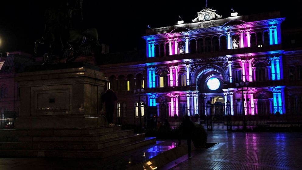 La Casa Rosada iluminada con los colores de la bandera travesti trans