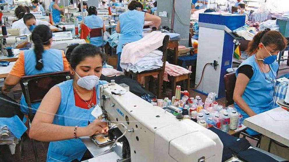 El sector textil, desde el rubro algodonero hasta el comercial, pasando por el hilandero, la tejeduría y la confección, emplea un millón de personas y está compuesto por 30.000 empresas.