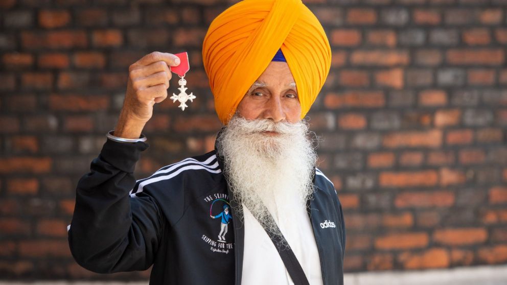 El hombre tiene 74 años y puede saltar 200 veces por minuto