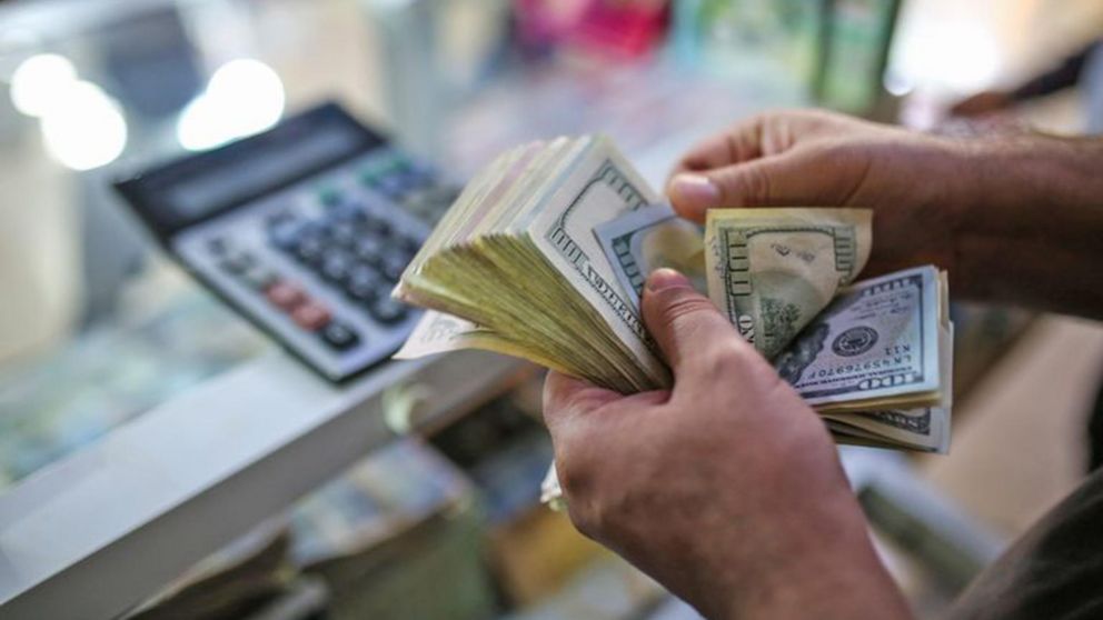 Los pesos del aguinaldo parecen inclinarse por el dólar blue hoy