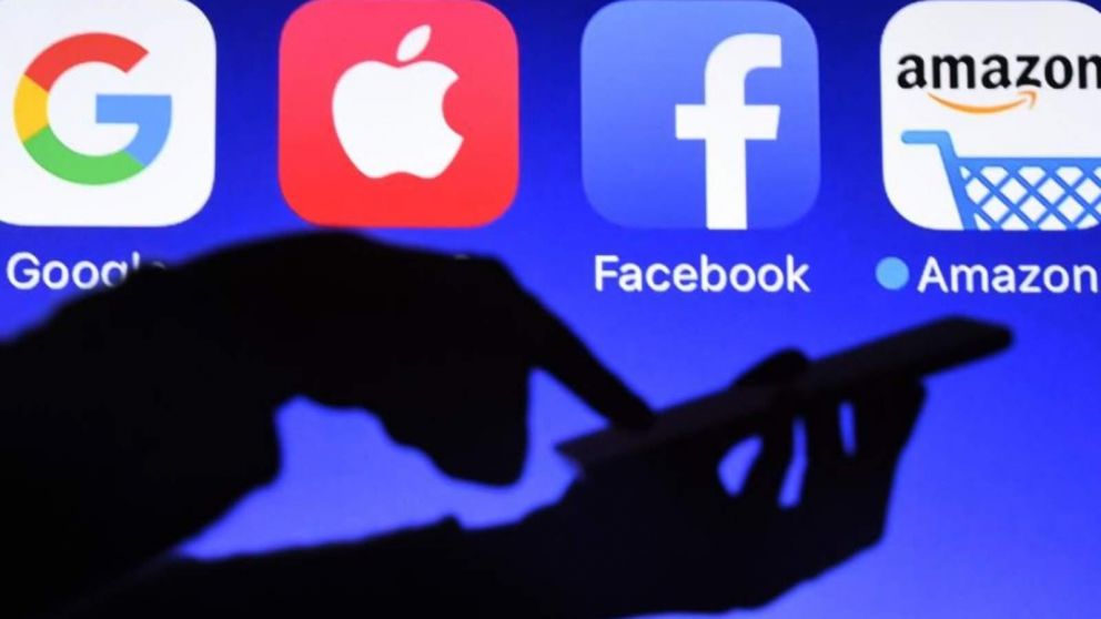 Los proyectos de ley restringirían el funcionamiento de las plataformas en línea