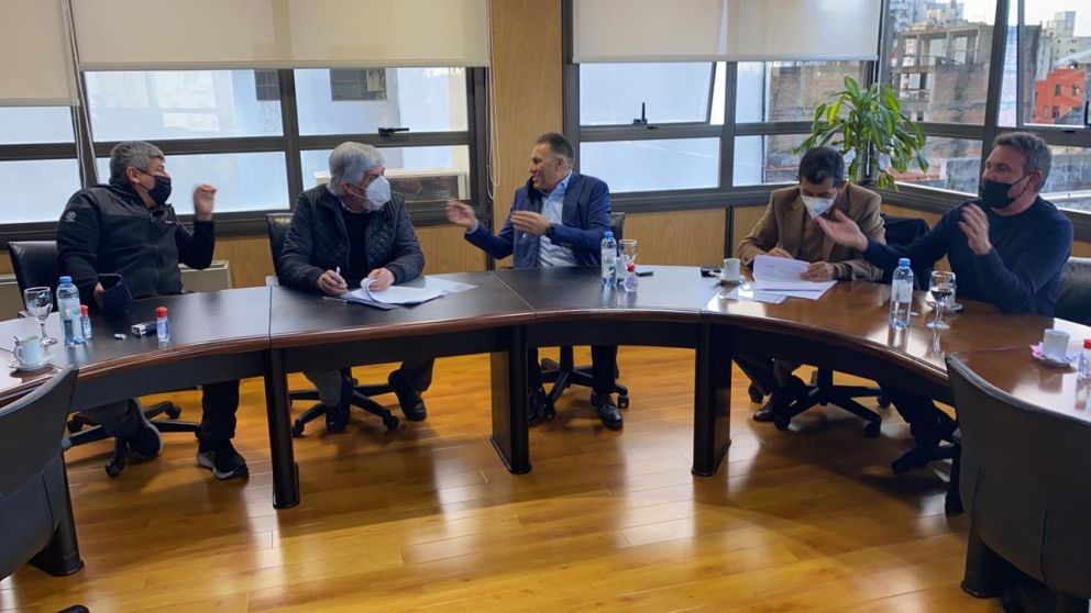 Acuerdo y marco distentido sobre el escritorio para firmar el pacto salarial 2021