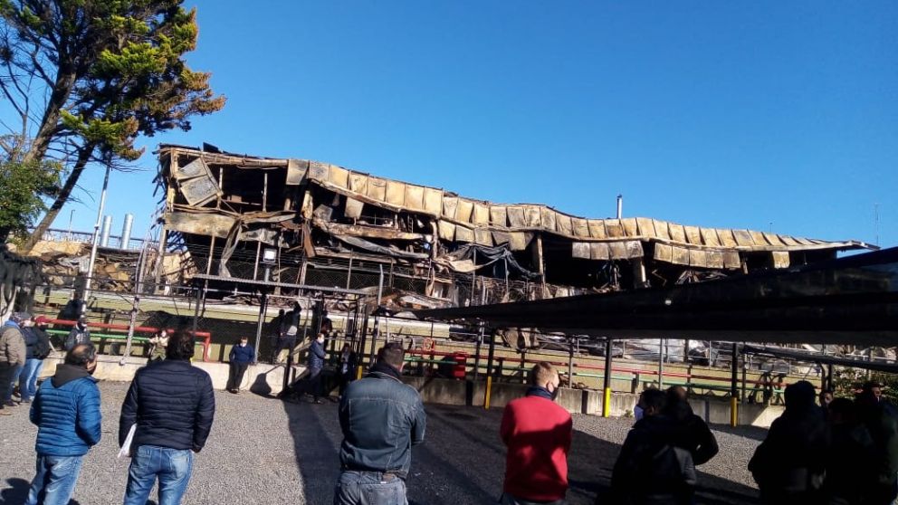 En el estacionamiento de la fábrica se anunciaron las cesantías