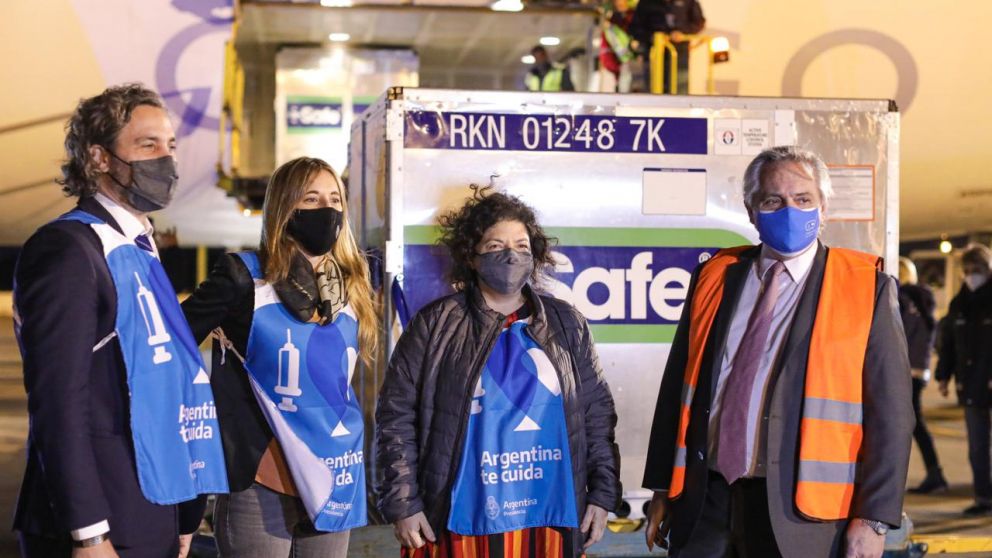 Santiago Cafiero, Cecilia Nicolini, Carla Vizzotti y Alberto Fernández, durante la llegada de vacunas AstraZeneca el lunes