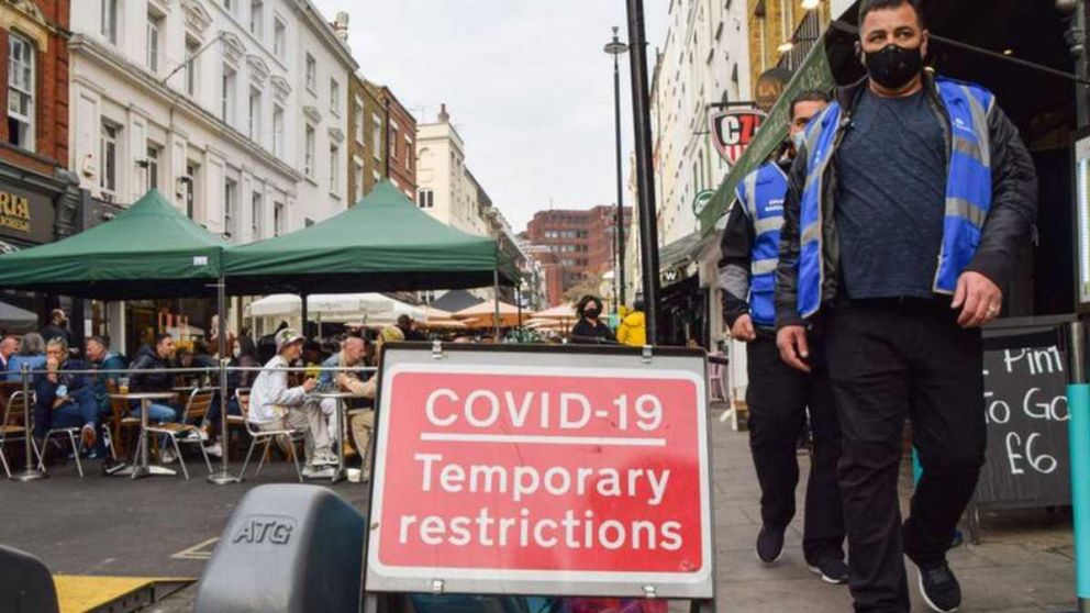 La tasa de casos de Inglaterra es más alta desde principios de marzo y se están registrando tasas superiores a 100 casos por cada 100.000 habitantes