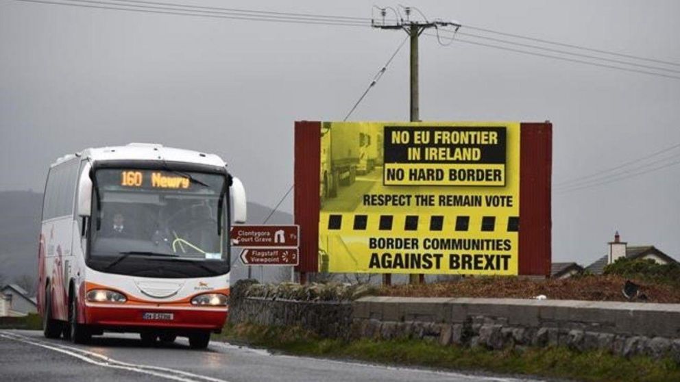 La frontera aduanera busca evitar que la región autónoma de Reino Unido y la República de Irlanda, miembro de la Unión Europea (UE), vuelvan a estar separadas por una frontera dura que reviva décadas de conflictos internos.