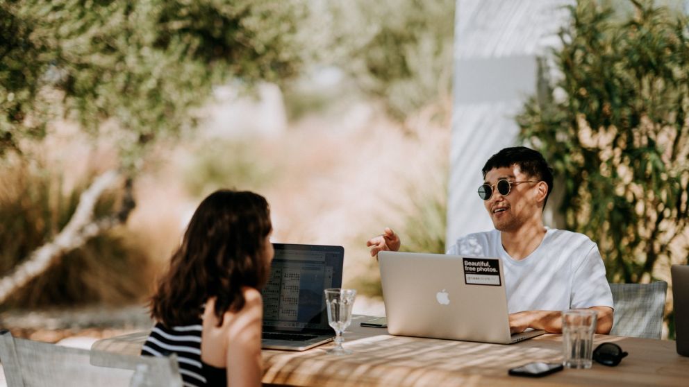 Estadías más largas y trabajo remoto, los viajes del futuro según Airbnb